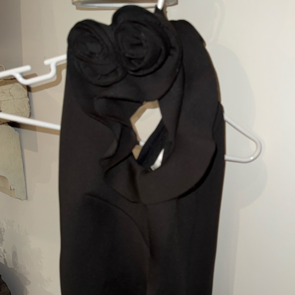 NEW WITH TAGS 
AROUND THE NECK BLACK MID DRESS
ELIZA
